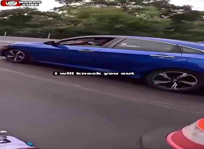 Video :A motorcyclist drives a driver insane